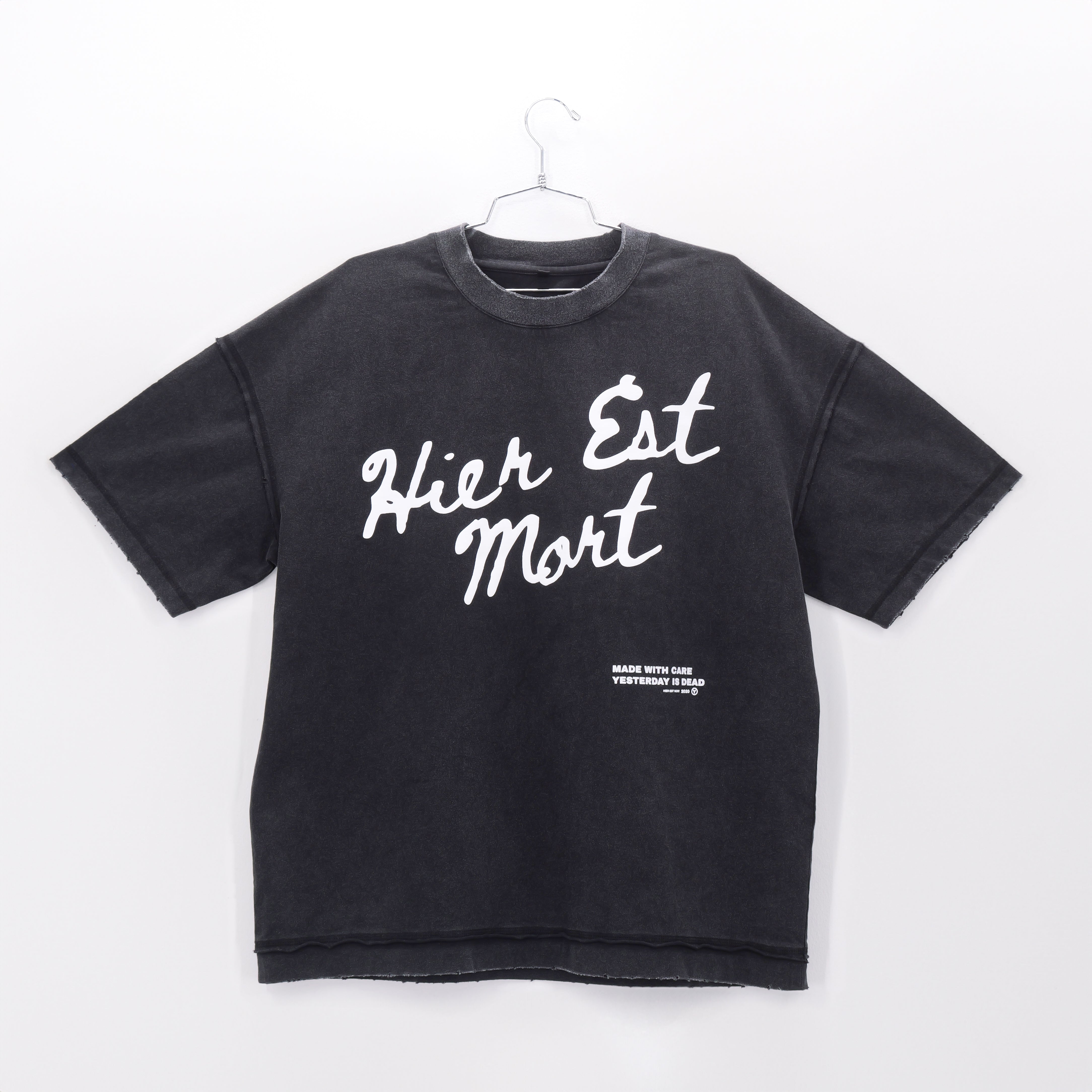 HEIR EST MORT VINTAGE CHARCOAL TEE