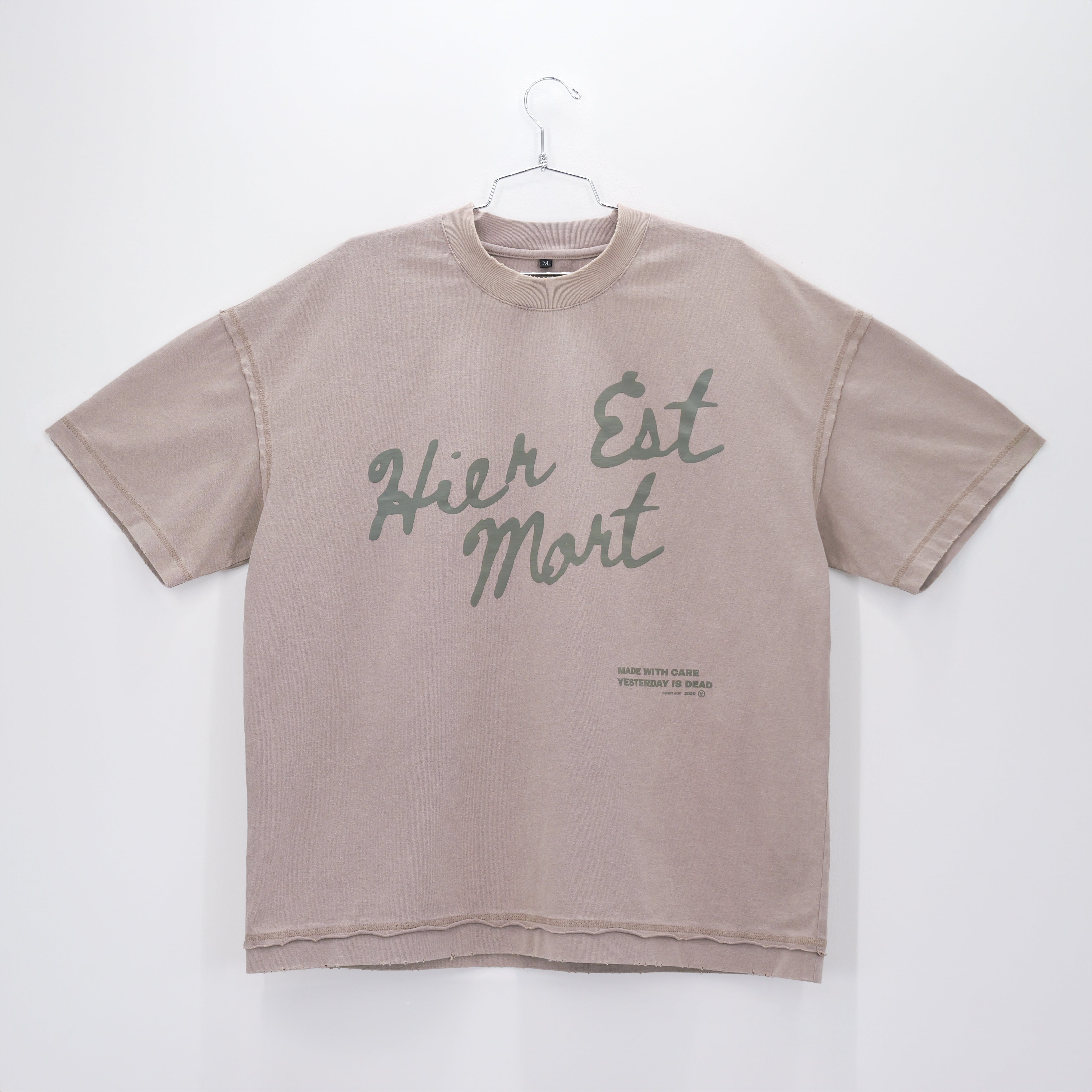 HEIR EST MORT VINTAGE PEWTER TEE